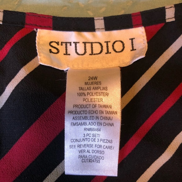 Red and black striped sleeveless blouse - Picture 2 of 3